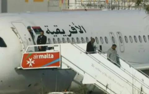 Todos los pasajeros abandonaron el avión libio secuestrado