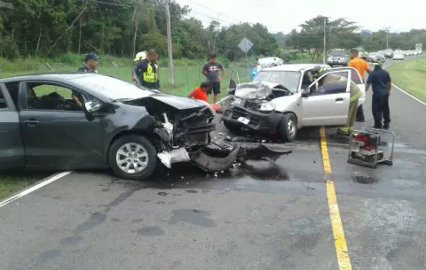 Cinco heridos en choque frontal de vehículos en Veracruz