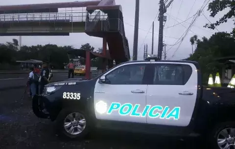 Decomisan 60 paquetes de droga escondida en un vehículo
