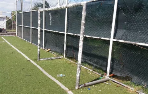 Niño pierde la vida al caerle portería encima en Colón
