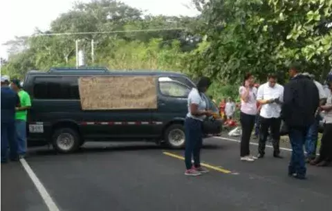 Transportitas de la Mesa de Macaracas protestan por mal estado de la carretera