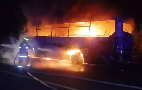 Autobús de la ruta Changuinola-David es consumido por el fuego
