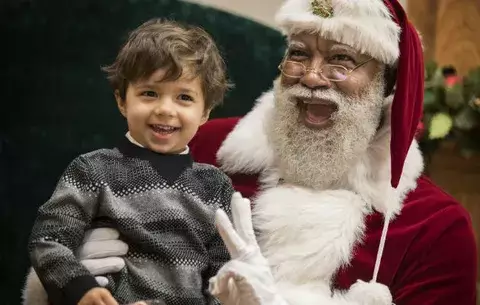 Tienda contrata por primera vez a un Santa Claus negro 
