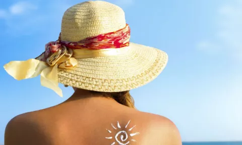 El sol oscurece la piel, pero aclara nuestro cabello