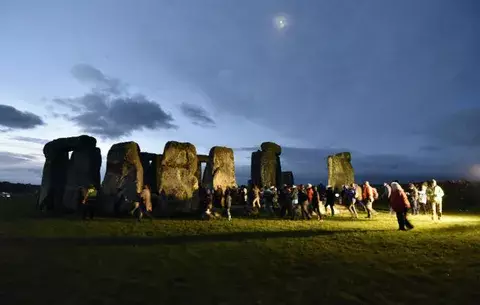 Miles de personas celebran el solsticio de invierno en Stonehenge