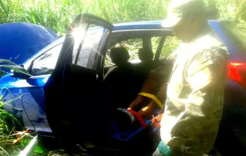Tremendo susto pasaron al irse el automóvil a un herbazal