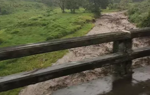 Lluvias en Tierras Altas causan desbordamiento de quebrada y crecida de río