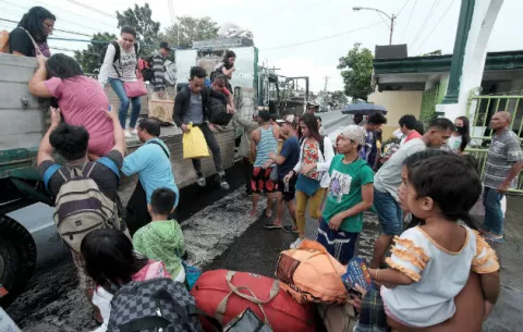 Miles de evacuados en Filipinas ante la llegada del tifón Nock-Ten