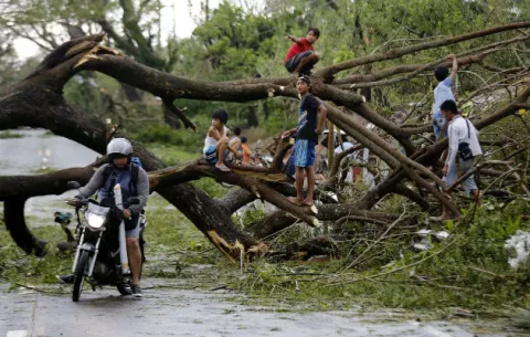 Al menos 3 muertos y más de 450 mil afectados por tifón en Filipinas
