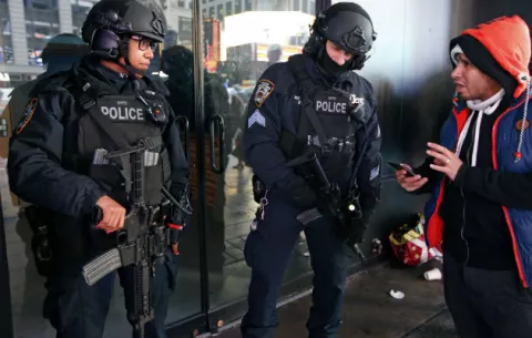 Alta seguridad en Times Square con camiones de basura 