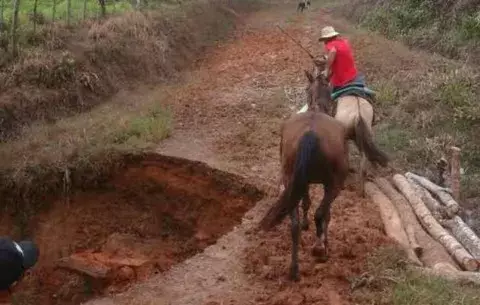 Autos de doble tracción no entran a desastroso camino hacia Quema