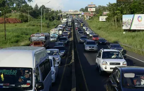 Inversión de carriles afecta a quienes viajan al contrario