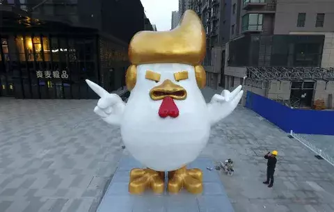 Exhiben estatua de pollo gigante inspirada en Trump