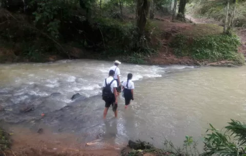 Estudiantes tienen que cruzar peligroso río en Tucué, al norte de Penonomé