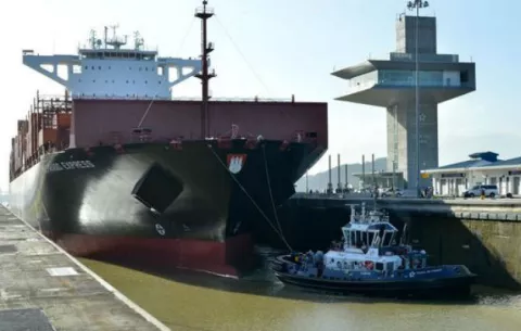 Buque neopanamax marca récord al cruzar ampliación del Canal 