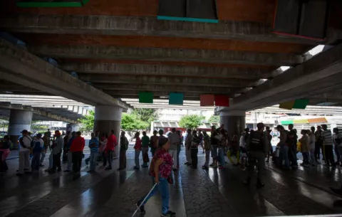 Maduro extiende hasta el 20 de enero vigencia del billete de 100 bolívares
