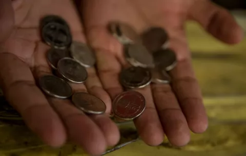 Las nuevas monedas de 50 bolívares comienzan a aparecer en Venezuela
