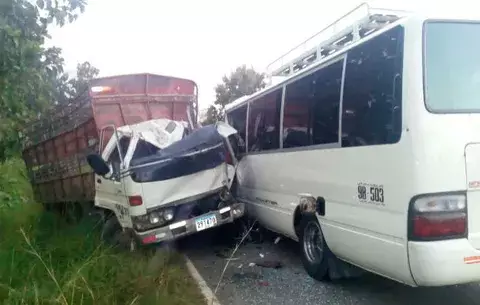 Siete heridos al colisionar bus y camión en Veraguas 