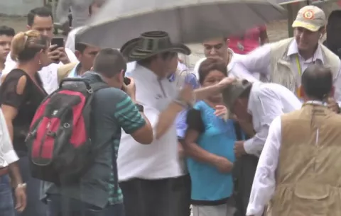 Vicepresidente colombiano se disculpa públicamente por agredir a su escolta