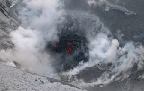 Explosión en volcán Sabancaya expulsó cenizas a 30 kilómetros de distancia