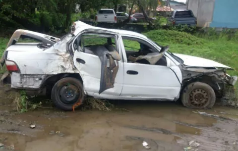 Secretaria muere en un vuelco en la comunidad de Río Indio