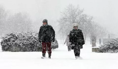 Miles de refugiados se  encuentran atrapados en ola de frío y nieve