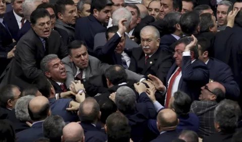 Diputados turcos se van a los golpes