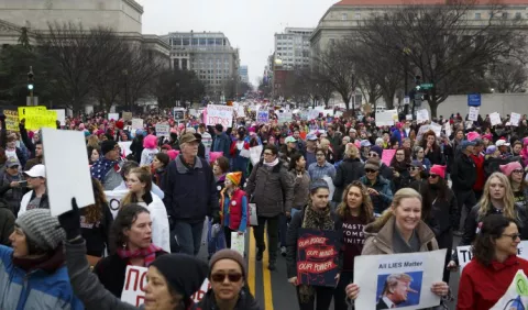 Miles de mujeres de todo el mundo marchan  contra Donald Trump