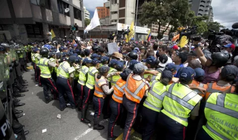 Oposición exige elecciones en Venezuela