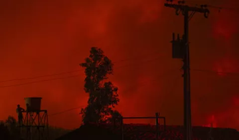 Evacuados 200 pobladores por avance del fuego