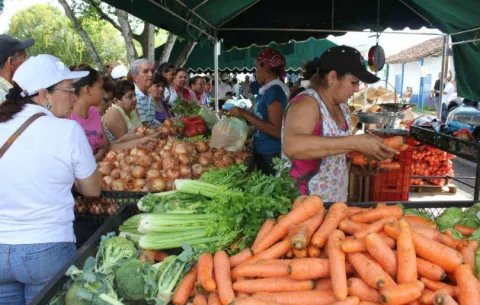 Precio de las frutas se duplica en el Mercado de Abastos