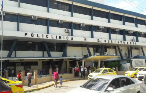 Fallece en el baño de la policlínica de David