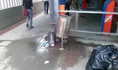 Desperdicio de agua potable en zona paga de la 24 de Diciembre