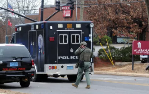 Toman rehenes en campus universitario en Alabama