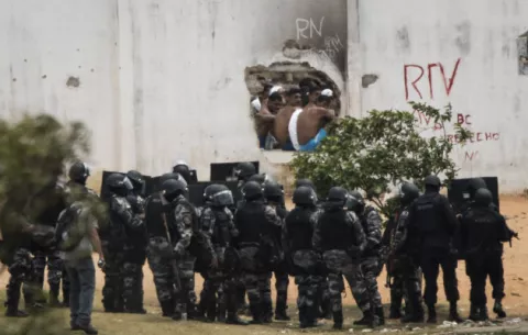 Policía entra a la cárcel de Alcacuz en Brasil para reprimir pandillas 