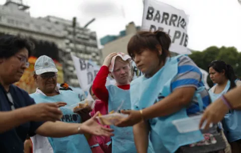 Con comida gratis piden en Argentina reglamentar la ley de emergencia social