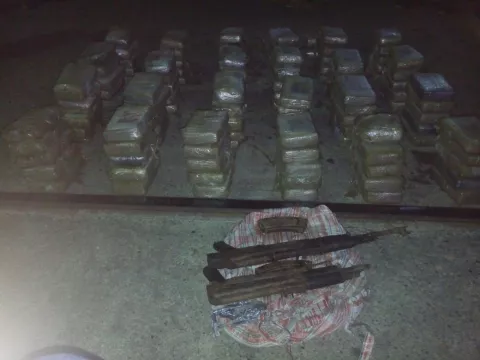 Senan incauta fusiles de guerra, droga y dinero en puerto Coquira