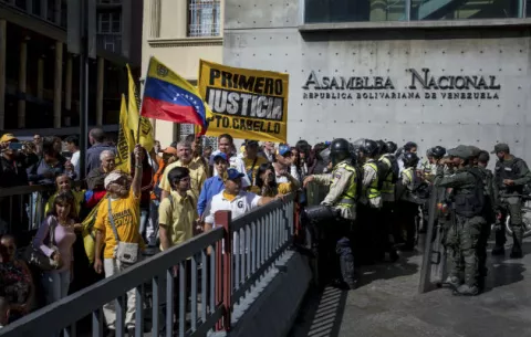 Opositor Julio Borges jura como nuevo presidente del Parlamento venezolano