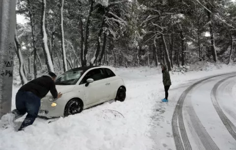 Atenas está paralizada por la peor nevada en nueve años