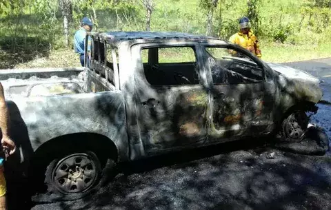 Se incendia auto de estadounidense en carretera de Tonosí