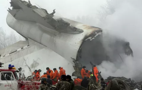 Al menos 32 muertos al caer un avión de carga sobre viviendas en Kirguizistán