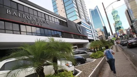 Superintendencia de Bancos extiende reorganización de banco ligado a caso Waked
