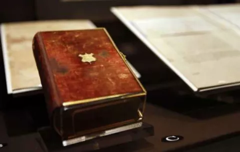 Trump jurará el cargo con una Biblia suya y otra usada por Lincoln