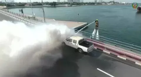 Como un superhéroe, así se combaten incendios en Dubái 