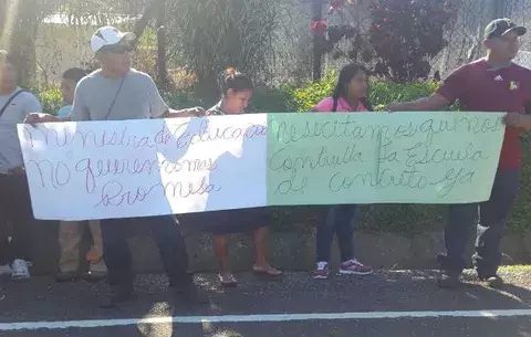 Solicitan mejoras en escuelas y cierran vía en Bocas del Toro