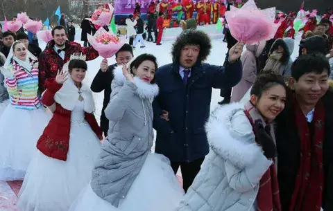 Parejas chinas se casan a 23 grados bajo cero