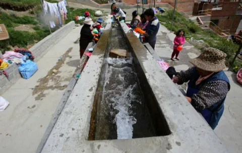 Entre racionamientos de agua, un barrio paceño sobrevive mediante autogestión