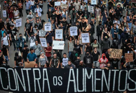 Brasileños protestan en Sao Paulo contra aumento de tarifa de transporte