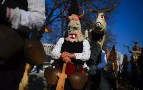 Desfile de monstruos en Bulgaria para ahuyentar al invierno