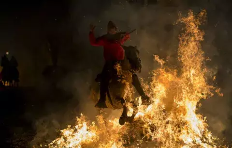 Ritual de fuego con caballos resiste pese a críticas 
